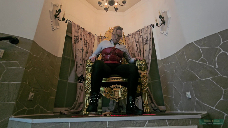 Strict Senz: モニカ・シュミット・バーガーの押し潰し巨人女の吐き出ブーツ崇拝