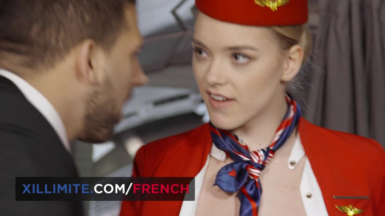 French girls at work: De mooie stewardess geeft zich over aan de piloot