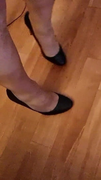 Ich übe das Laufen, bevor ich in meinen neuen schwarzen Pumps komme.