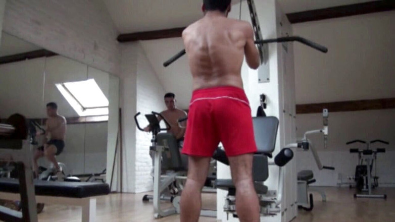 Gaybareback: 在运动室被熊上衣惩罚