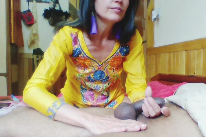 Bolly Karma: Ateşli üvey anne ile seks zamanı