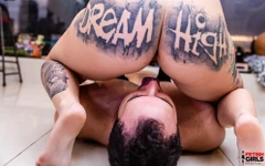 Dominatrix med sin undergivna, i en BDSM-film som kommer att göra dig väldigt upphetsad