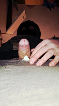 El Hombre Con La Máscara Juega Con Su Polla En El Sótano