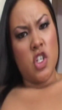 Seductora morena nena tocada hasta el orgasmo y follada duro