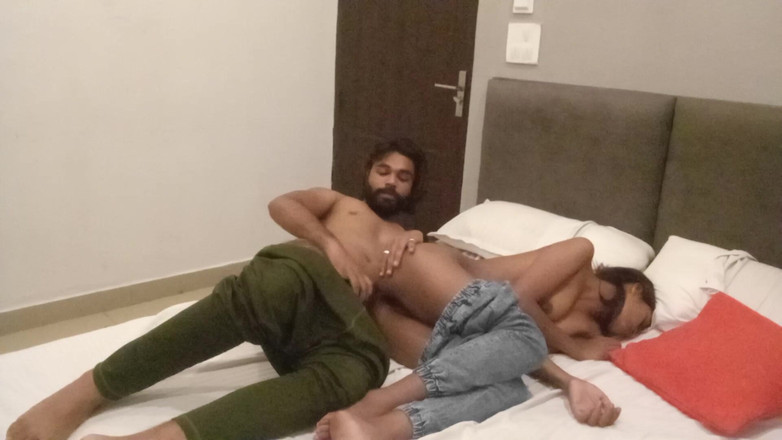 Indian college girls sex: Молодая индийская пара дези наслаждается романтическим сексом друг с другом после колледжа