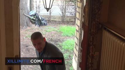 French girls at work: スキニー赤ん坊シスレー・ハイムはお尻で犯されます
