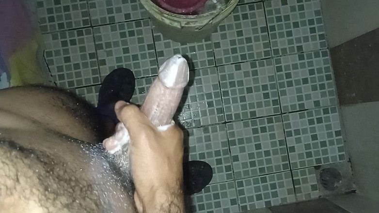 Cute boy jerks off: Eşcinsel adam ülkeden bir geziye çıkan partnerini düşünerek mastürbasyon yapıyor