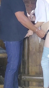 De pie follando coño