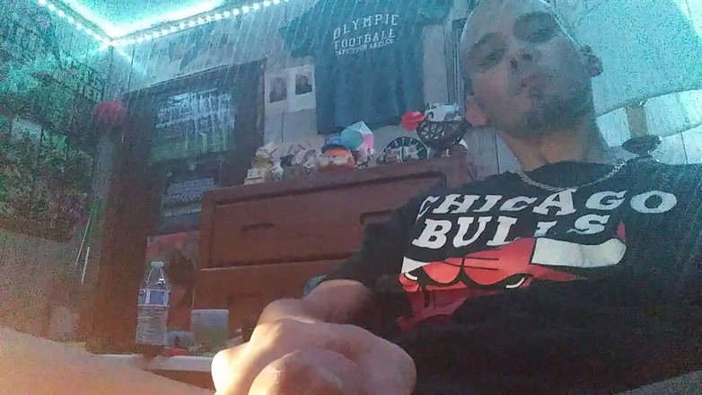 KingSpade: Je serre mes couilles pendant que je caresse ma bite...