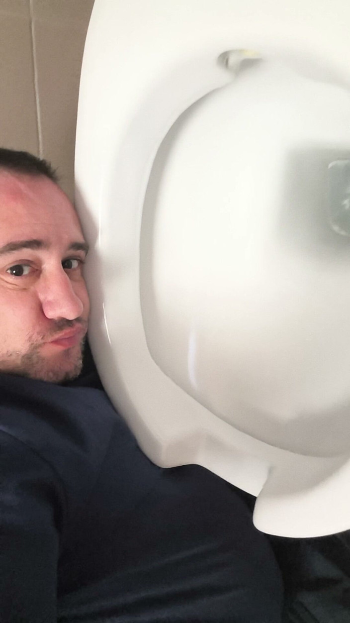 LeccaCessi: Öffentliche Toilette lecken (18.10.26)