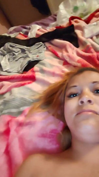 Tato blondýnka miluje okurku