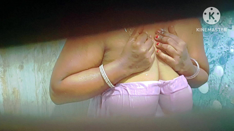 Sweethoneybgl: Enormes tetas de chica bañándose y seduciendo a su hermanastro...