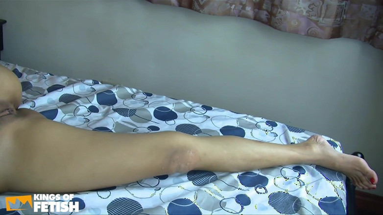 Inter-racial: सुंदर पुरुष एशियाई लड़कियों द्वारा अपनी बालों वाली चूत को मुंहतोड़ करने से पहले लंड चूसते हैं