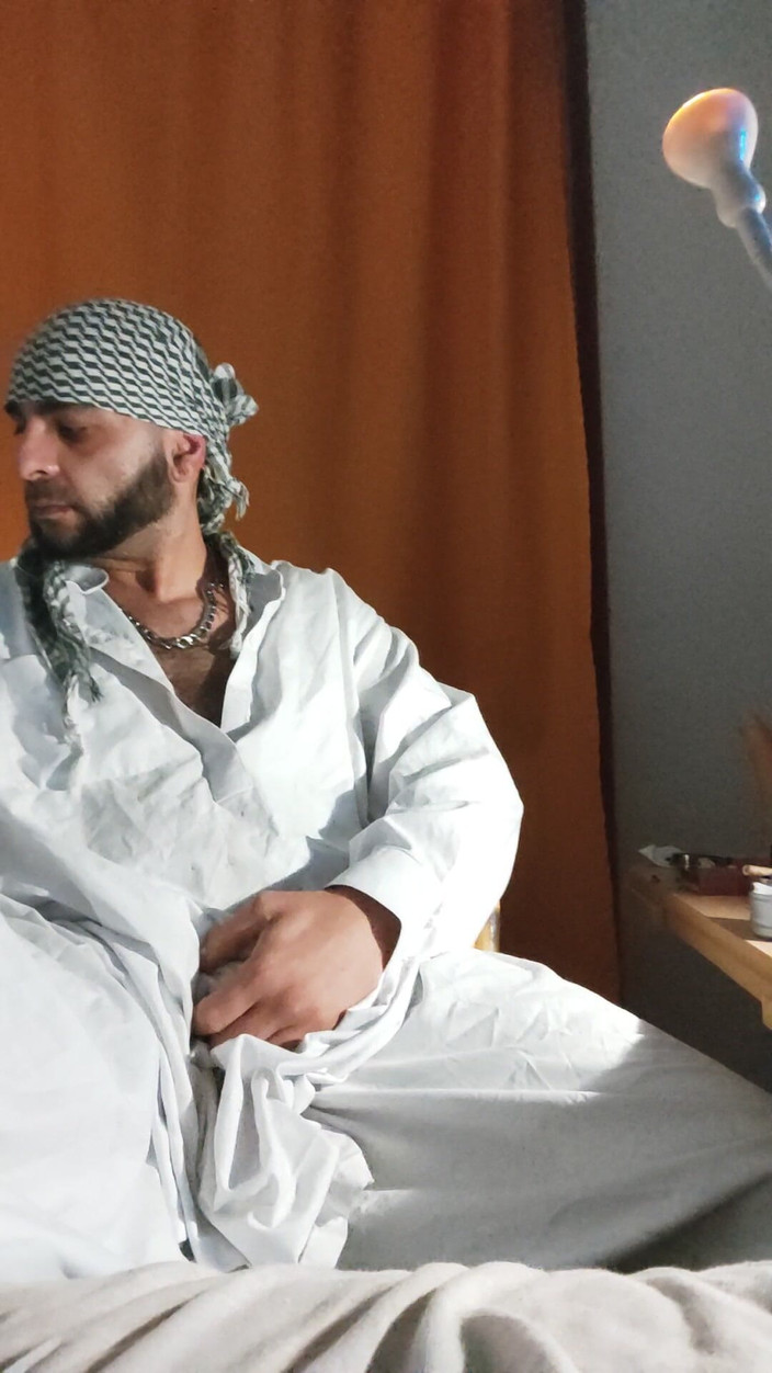 SmokedAlloy2: Dirtyjunkbro mặc quần áo Afghanistan, tất boong đi tiểu và uống nước...