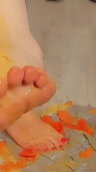 Tangerines derretem sob meus pés, uma bagunça sensual até a última gota