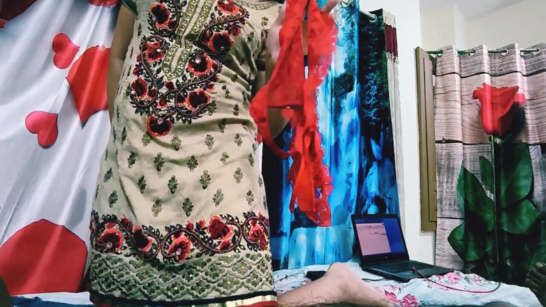 Bolly Karma: cycata MILF Małżeństwo z korzyściami