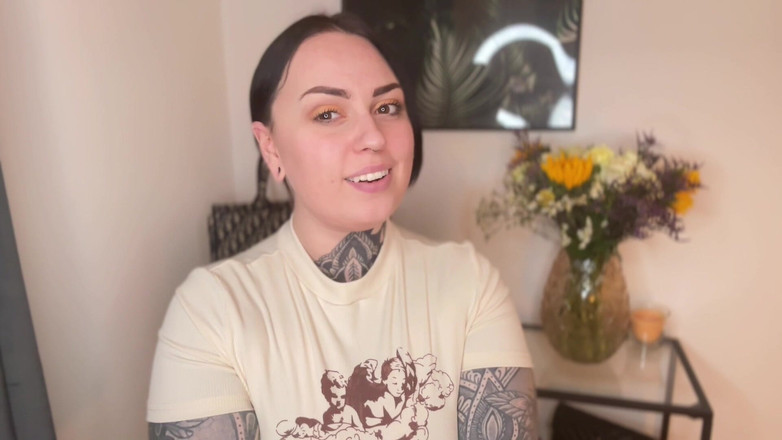 Miss Valentina: Почисти мою дупу