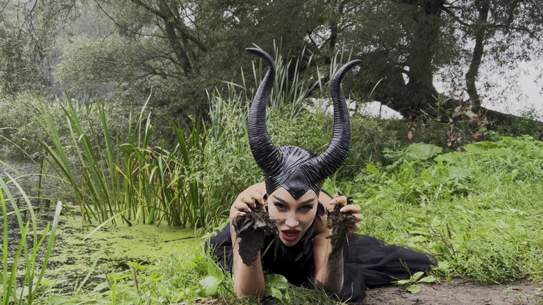 Monika Fox: Maleficent Monika Fox用一根工作人员和大假阳具狠操她的菊花，喷出和脱垂