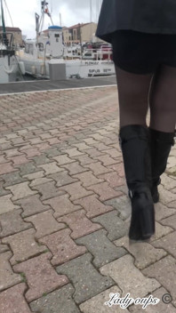 Mini Jupe En Cuir Sans Culotte Et Exhibition En Public