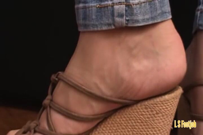 Footjob life style: Calda moglie in jeans sega con i piedi punto di...