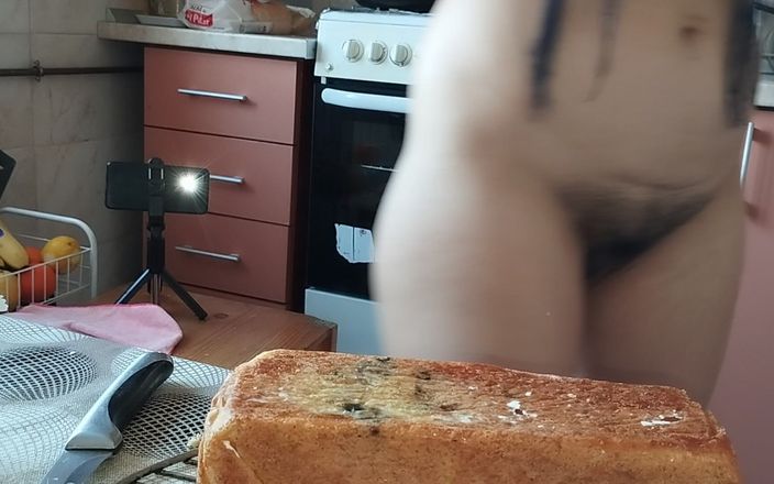 Amateur_MS: Горячая жена готовит обнаженную еду на кухне. Жена с волосатой киской, большими сиськами, большой задницей в любительском видео.
