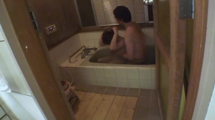 Time To Jerk Off: Возбужденный мужик трахает азиатскую крошку на кровати