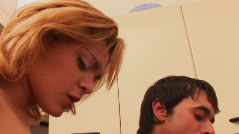 Straight boy fucking ladyboy: Thẳng quan hệ với một người chuyển giới