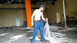 Buitenshuis dildo rijden in het oude gebouw