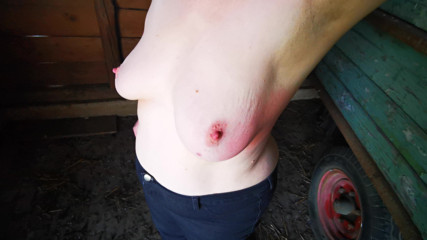 Bouncy Tits Action: Fackuje jí na prsa, zatímco farmář sleduje