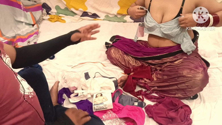 Abhikshasexvideos: Vendedora de sujetador follada por la tía del pueblo