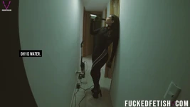 Grátis xixi desesperado durante gravação de cena