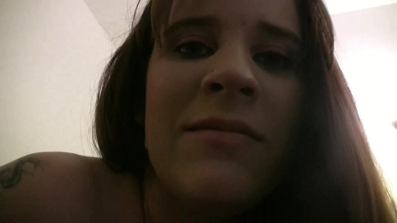 Pov Atack: Jovem tatuada chupa o pau de um estranho