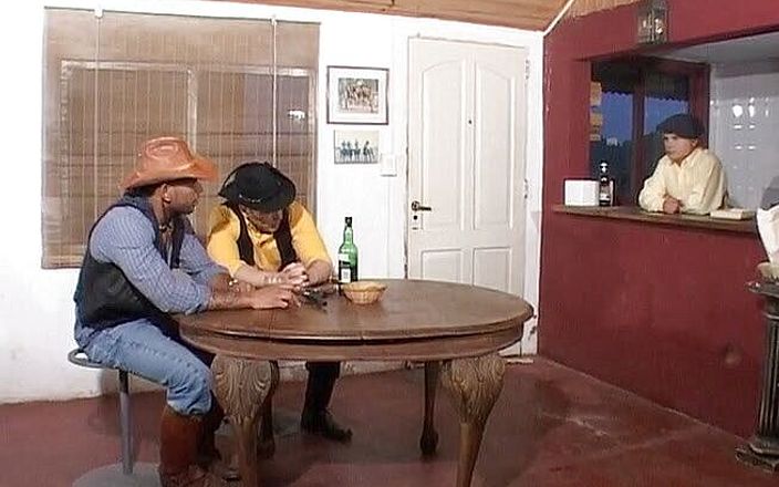 Bareback TV: 两个饥渴的牛仔操一个金发男人