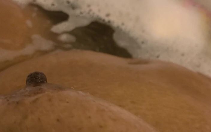 Josie4yourpleasure: Splish Splash caliente mamá tomando un baño