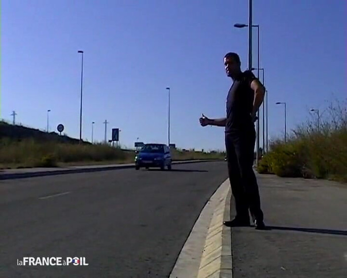 La France a Poil: 히치하이커에게 특별한 라이드를 주는 핫한 젊은 갈색 머리