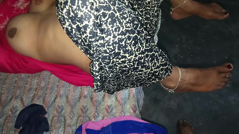 Kavita69: Indiancă bhabhi drăguță cu buze suculente lingând și sugând o pulă...
