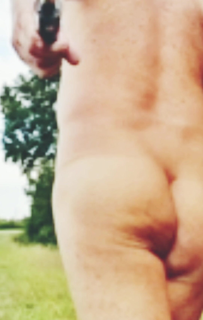 MaleModel: Naked Selfie Walk