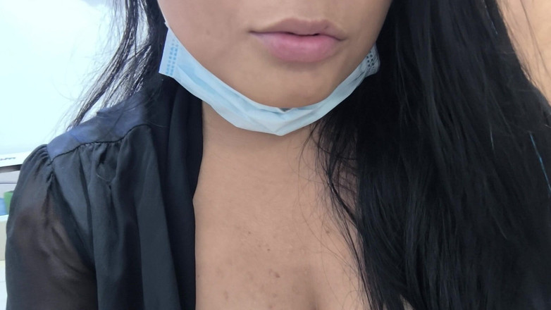 NEGRITA SEXY: La segretaria tettona fa un video porno nel seminterrato dell'ufficio