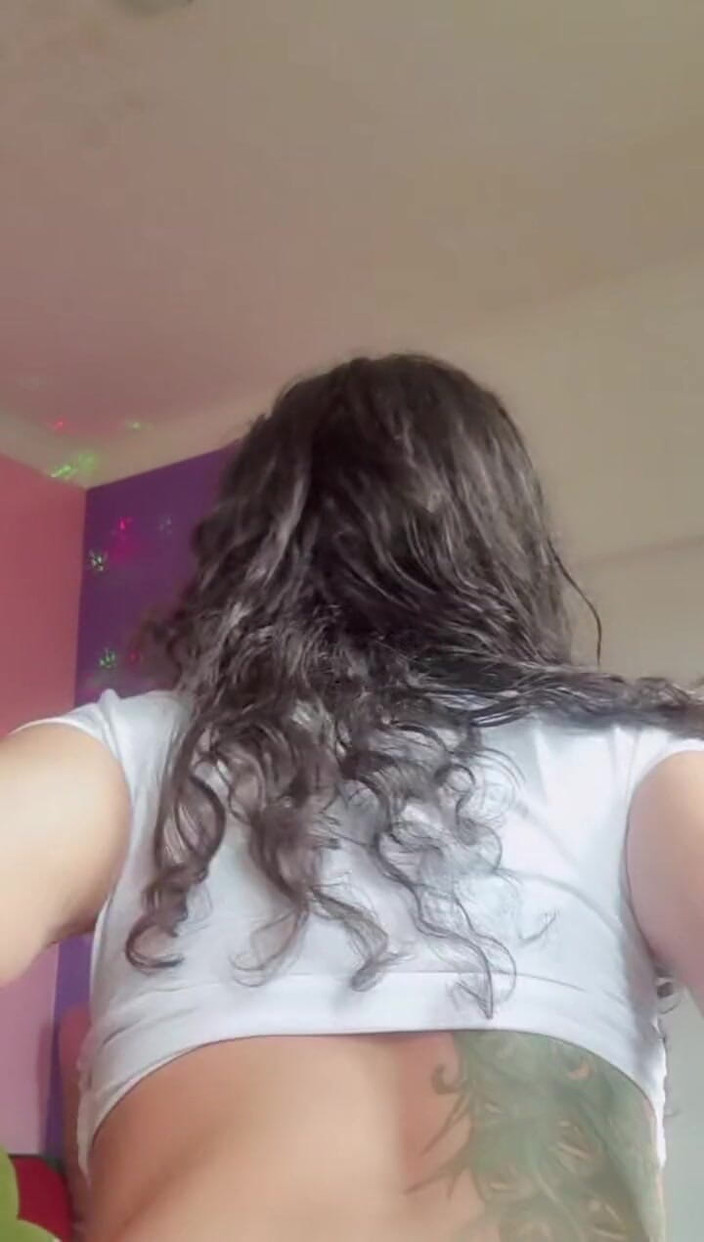Espuleta: Hete brunette schudt haar string