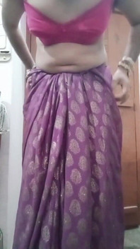 Travestito gay indiano con culo gaurisissy sprecato e gioca con le sue grandi tette in Saree viola con Heavy Jwellery