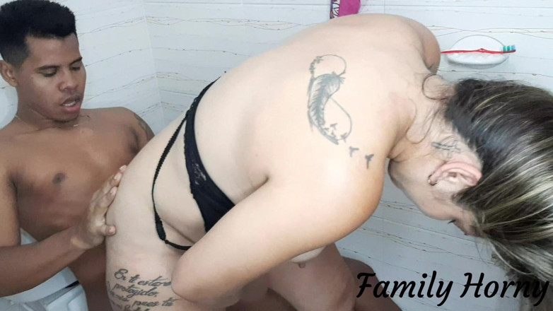 Miller Family: Moja przyrodnia siostra chce, żebym ją przeleciał w łazience