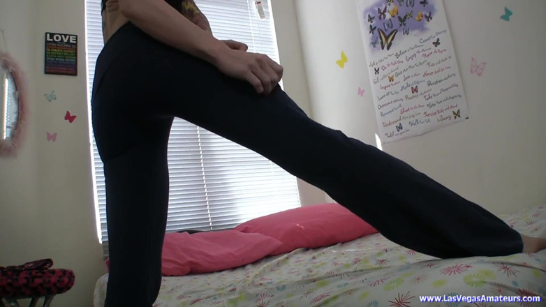 Spungy Gunk Films: ¡Ashley Roberts se desnuda cuando hace su entrenamiento de yoga!