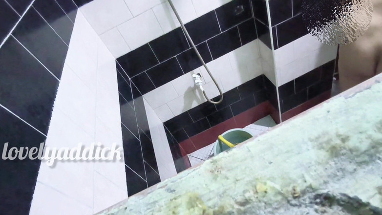 Lovelyaddik: Saya membawa lelaki yang menyelinap pada saya semasa mandi di...