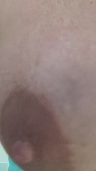 垂れ下がった巨乳のロマンチックなソロ