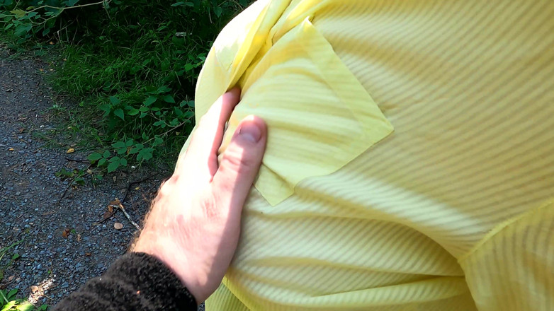 Bouncy Tits Action: Straffar hennes bröst under vandring