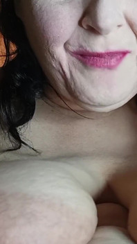 चेहरे पर थप्पड़ मारने वाली हो अपने गमले गले के नीचे लंड लेती है