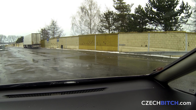Czech Bitch: Salope tchèque 3 : sodomie consensuelle sans capote sur un parking