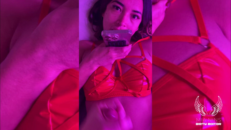 Mianins: Red Latex ignoriert Sperma-Aufräumen mit Latina-Mianinen