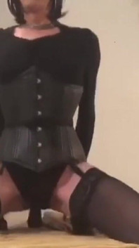 Kina sıkı korse giyiyor çift anal dildo