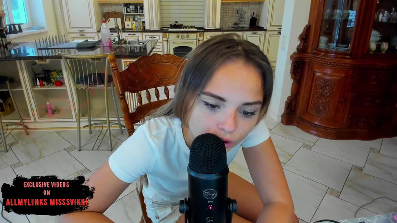 misss_vikki: Asmr - Mahasiswi lagi asik jilat mikrofon